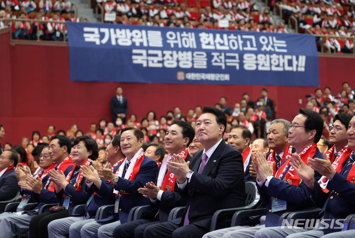 [서울=뉴시스] 전신 기자 = 윤석열 대통령이 4일 서울 송파구 올림픽공원 올림픽홀에서 열린 향군 창설 제71주년 기념식 및 전국 읍·면·동회장 총력안보 결의대회에서 향군기 입장에 박수치고 있다. (대통령실통신사진기자단) 2023.10.04. photo1006@newsis.com