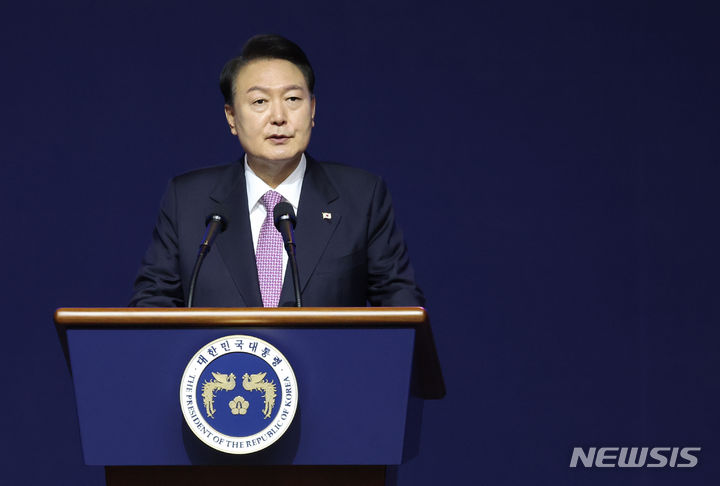 [서울=뉴시스] 전신 기자 = 윤석열 대통령이 4일 서울 송파구 올림픽공원 올림픽홀에서 열린 향군 창설 제71주년 기념식 및 전국 읍·면·동회장 총력안보 결의대회에서 축사하고 있다. (대통령실통신사진기자단) 2023.10.04. photo1006@newsis.com