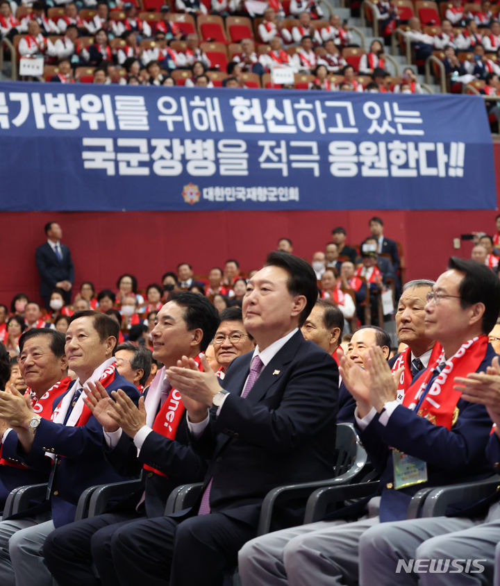 [서울=뉴시스] 전신 기자 = 윤석열 대통령이 4일 서울 송파구 올림픽공원 올림픽홀에서 열린 향군 창설 제71주년 기념식 및 전국 읍·면·동회장 총력안보 결의대회에서 향군기 입장에 박수치고 있다. (대통령실통신사진기자단) 2023.10.04. photo1006@newsis.com