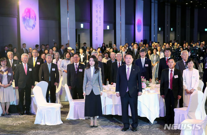 [서울=뉴시스] 전신 기자 = 윤석열 대통령과 부인 김건희 여사가 4일 서울 광진구 그랜드 워커힐 서울에서 열린 파독 근로 60주년 기념 오찬에서 애국가를 제창하고 있다. 2023.10.04. photo1006@newsis.com