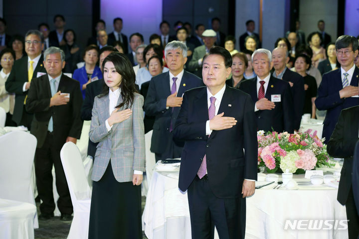 [서울=뉴시스] 전신 기자 = 윤석열 대통령과 부인 김건희 여사가 4일 서울 광진구 그랜드 워커힐 서울에서 열린 파독 근로 60주년 기념 오찬에서 국기에 대한 경례를 하고 있다. 2023.10.04. photo1006@newsis.com