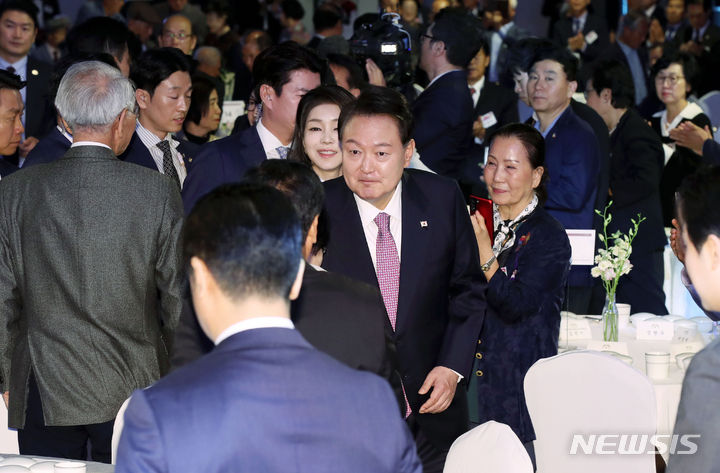 [서울=뉴시스] 전신 기자 = 윤석열 대통령과 부인 김건희 여사가 4일 서울 광진구 그랜드 워커힐 서울에서 열린 파독 근로 60주년 기념 오찬에 입장하며 참석자들과 인사하고 있다. 2023.10.04. photo1006@newsis.com