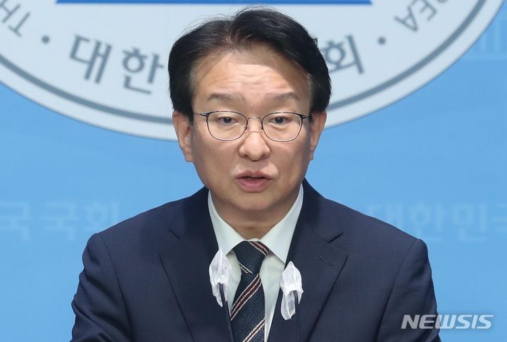 [서울=뉴시스] 조성봉 기자 = 권칠승 더불어민주당 수석대변인이 4일 오전 서울 여의도 국회 소통관에서 브리핑을 하고 있다. 2023.10.04. suncho21@newsis.com