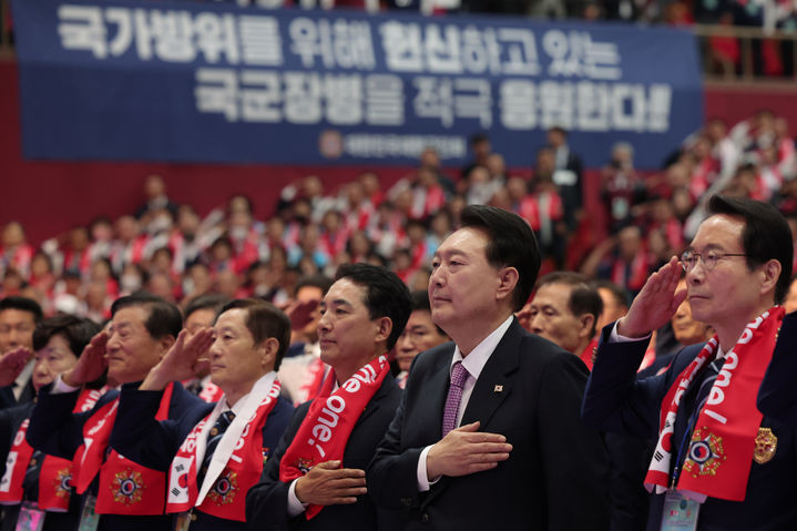 [서울=뉴시스] 윤석열 대통령이 4일 서울 송파구 올림픽공원 올림픽홀에서 열린 향군 창설 제71주년 기념식 및 전국 읍·면·동회장 총력안보 결의대회에서 국기에 대한 경례를 하고 있다. (사진=대통령실 제공) 2023.10.04. photo@newsis.com *재판매 및 DB 금지