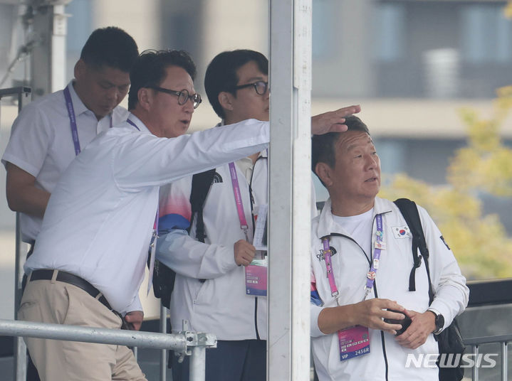[항저우=뉴시스] 조수정 기자 = 4일 중국 항저우 푸양 인후 스포츠센터에서 열린 2022 항저우 아시안게임 양궁 혼성 컴파운드 결승 경기를 응원하기 위해 최윤 대한민국 선수단장이 양궁장으로 들어서고 있다. 경기 결과는 은메달. 2023.10.04. chocrystal@newsis.com