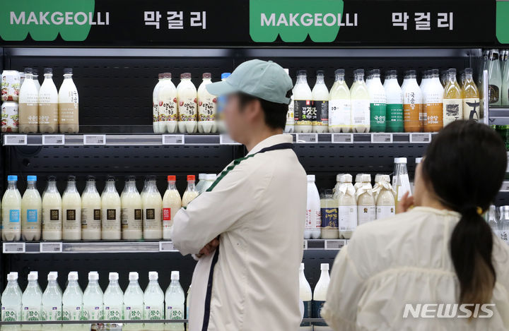 [서울=뉴시스] 서울 시내 한 대형마트에서 고객이 막걸리를 고르고 있다. 위 사진은 기사와 관계 없음. photo@newsis.com