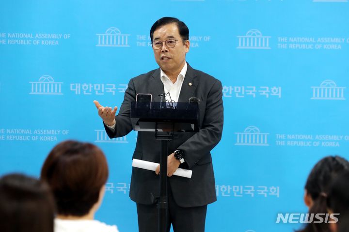 '항저우 아시안게임 클릭 응원 수 조작'의 진실은?  [서울=뉴시스] 조성봉 기자 = 박성중 국민의힘 과학기술정보방송통신위원회 간사가 4일 오후 서울 여의도 국회 소통관에서 열린 ‘다음(DAUM) 항저우 아시안게임 클릭 응원수 조작’ 관련 기자회견에서 취재진의 질문에 답변하고 있다. 2023.10.04. suncho21@newsis.com