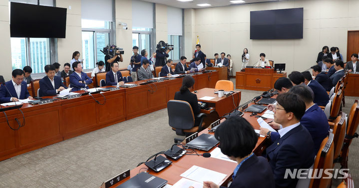 [서울=뉴시스] 추상철 기자 = 4일 오후 서울 여의도 국회에서 정무위원회 전체회의가 열리고 있다. 2023.10.04. scchoo@newsis.com