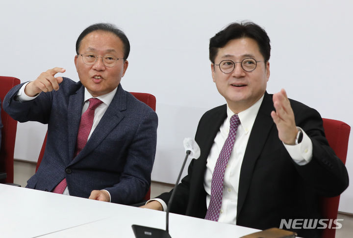 [서울=뉴시스] 조성봉 기자 = 윤재옥 국민의힘 원내대표와 홍익표 더불어민주당 신임 원내대표가 4일 오후 서울 여의도 국회에서 회동을 하고 있다. 2023.10.04. suncho21@newsis.com