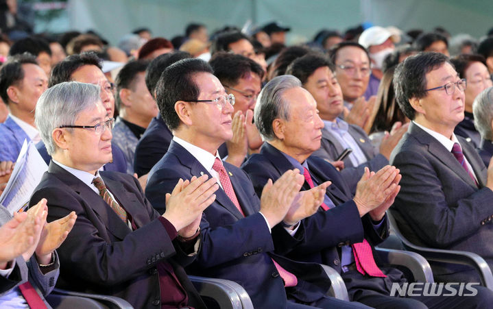 [목포=뉴시스] 이창우 기자=김영록 전남도지사(앞줄 오른쪽 세 번째)가 4일 오후 목포 평화광장에서 열린 2023 김대중평화콘서트에서 박수를 치고 있다.&nbsp; (사진=전남도 제공) 2023.10.04. photo@newsis.com *재판매 및 DB 금지