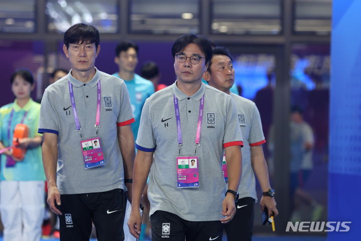 [항저우=뉴시스] 고승민 기자 = 4일 중국 항저우 황룽스포츠센터 스타디움에서 열린 2022 항저우 아시안게임 남자 축구 준결승 한국 대 우즈베키스탄 경기, 황선홍 감독이 입장하고 있다. 2023.10.04. kkssmm99@newsis.com