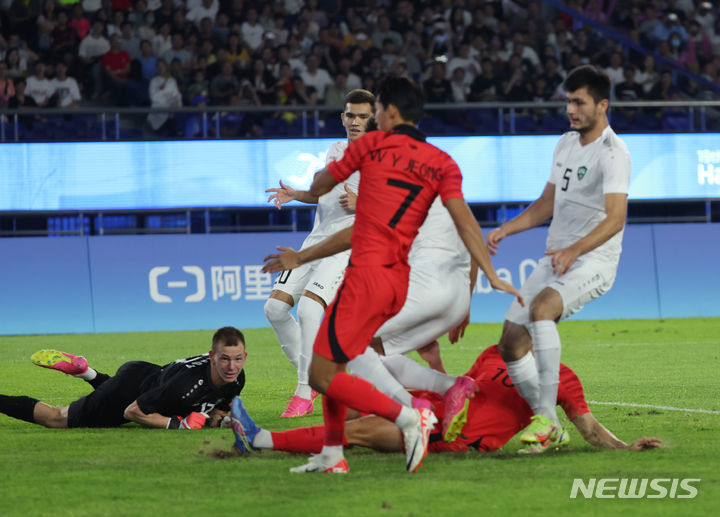 [항저우=뉴시스] 고승민 기자 = 4일 중국 항저우 황룽스포츠센터 스타디움에서 열린 2022 항저우 아시안게임 남자 축구 준결승 한국 대 우즈베키스탄 경기, 한국 정우영이 선제골을 넣고 있다. 2023.10.04. kkssmm99@newsis.com