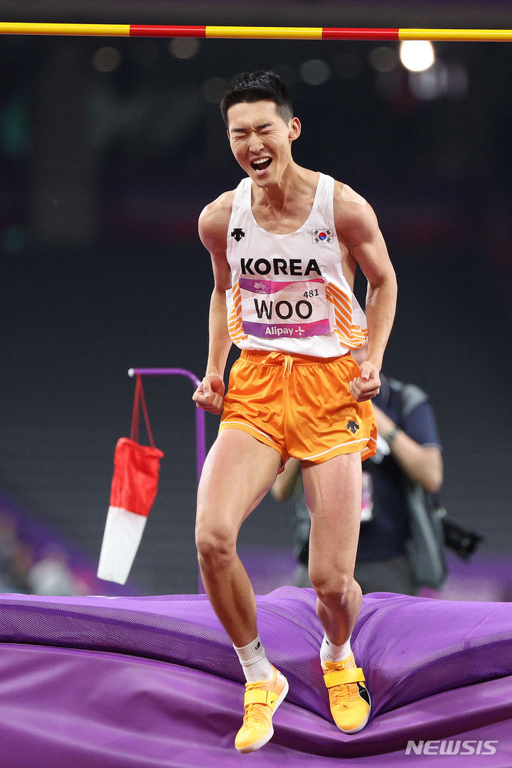 [항저우=뉴시스] 정병혁 기자 = 4일 중국 항저우 올림픽 스포츠센터 스타디움에서 열린 2022 항저우 아시안게임 남자 높이뛰기 결선에서 우상혁이 2m 26cm를 넘은 뒤 포효하고 있다.(공동취재사진) 2023.10.04. jhope@newsis.com