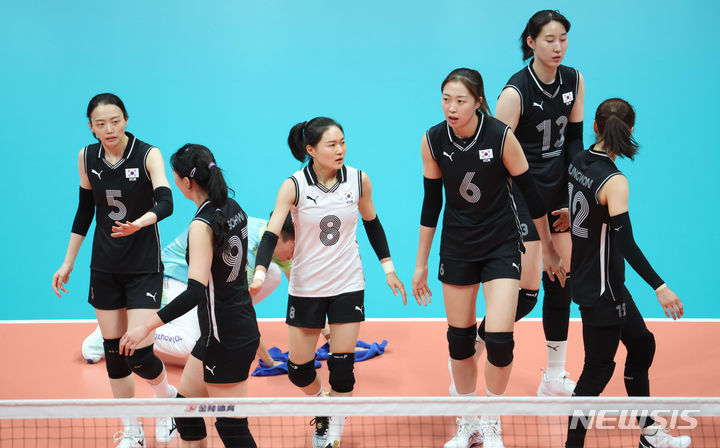 [항저우=뉴시스] 조수정 기자 = 4일 중국 저장성 항저우 사범대 창첸캠퍼스경기장에서 열린 2022 항저우 아시안게임 여자배구&nbsp; 8강 라운드 E조 첫 경기 한국 대 중국, 한국 선수들이 실점 후 아쉬워하고 있다. 한국은 이날 경기 중국에 세트 스코어 0-3(12-25 21-25 16-25)으로 4강 진출에 실패했다. 2023.10.04. chocrystal@newsis.com