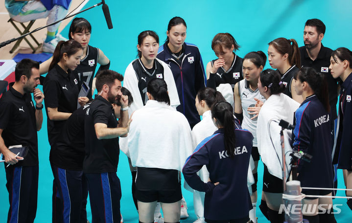 [항저우=뉴시스] 조수정 기자 = 4일 중국 저장성 항저우 사범대 창첸캠퍼스경기장에서 열린 2022 항저우 아시안게임 여자배구&nbsp; 8강 라운드 E조 첫 경기 한국 대 중국, 한국 세자르 에르난데스 감독이 작전 지시하고 있다.&nbsp; 한국은 이날 경기 중국에 세트 스코어 0-3(12-25 21-25 16-25)으로 4강 진출에 실패했다. 2023.10.04. chocrystal@newsis.com