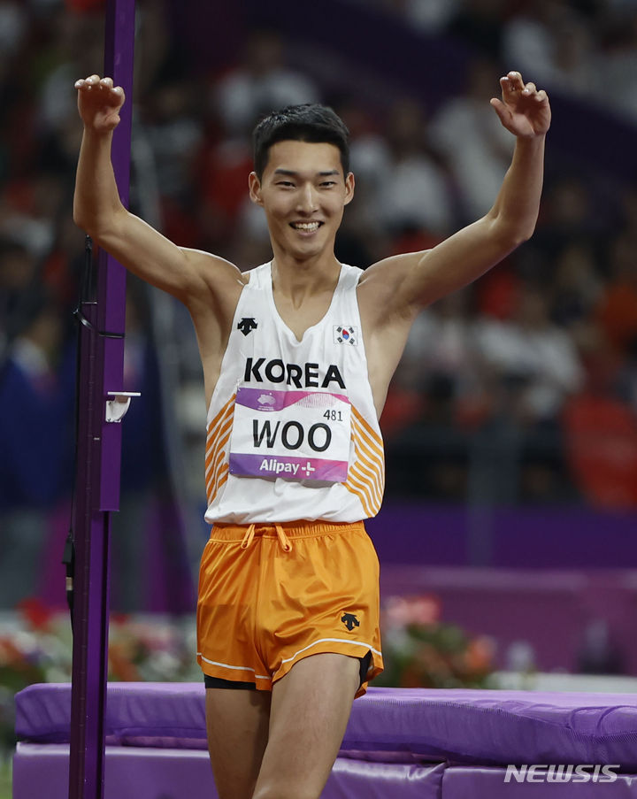 [항저우=뉴시스] 정병혁 기자 = 4일 중국 항저우 올림픽 스포츠센터 스타디움에서 열린 2022 항저우 아시안게임 남자 높이뛰기 결선에서 우상혁이 2m37실패한 뒤 아쉬워하고 있다. 2023.10.04. jhope@newsis.com