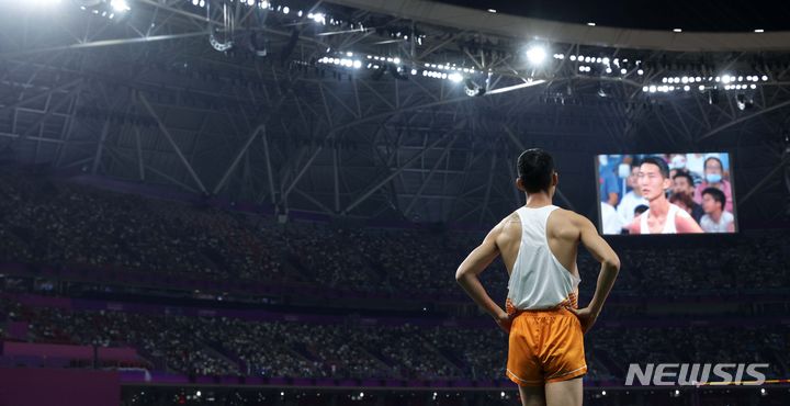 [항저우=뉴시스] 정병혁 기자 = 4일 중국 항저우 올림픽 스포츠센터 스타디움에서 열린 2022 항저우 아시안게임 남자 높이뛰기 결선에서 우상혁이 생각에 잠겨있다. (공동취재사진) 2023.10.04. jhope@newsis.com