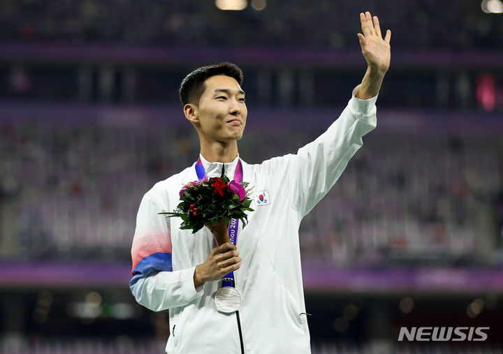 [항저우=뉴시스] 정병혁 기자 = 4일 중국 항저우 올림픽 스포츠센터 스타디움에서 열린 2022 항저우 아시안게임 남자 높이뛰기에서 은메달을 차지한 우상혁이 인사하고 있다. 2023.10.04. jhope@newsis.com