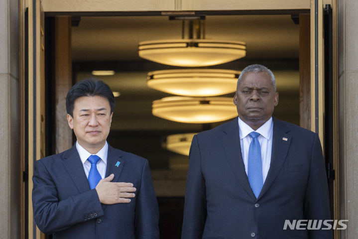 [워싱턴DC=AP/뉴시스]일본 정부는 반격능력(적 기지 공격 능력) 수단으로 활용하려는 미국산 토마호크 미사일 도입을 1년 앞당긴 데 이어, 자국산 장사정 미사일 조기 배치도 검토한다고 10일 밝혔다. 사진은 로이드 오스틴 미국 국방장관(오른쪽)과 방미한 기하라 미노루 일본 방위상이 4일(현지시간) 워싱턴 소재 국방부에서 환영 행사에 참석한 모습. 2023.10.10.