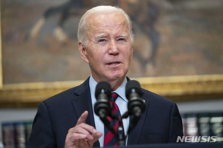 [워싱턴DC=AP/뉴시스] 미국 조 바이든 행정부가 4일(현지시간) 텍사스 남부 국경 장벽의 신속한 추가 건설을 위해 연방법 26개를 적용하지 않기로 했다. 사진은 바이든 미국 대통령이 이날 백악관 루즈벨트룸에서 발언하는 모습. 2023.10.05.