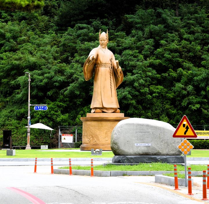 [공주=뉴시스] 공산성 앞 무령왕 동상 *재판매 및 DB 금지