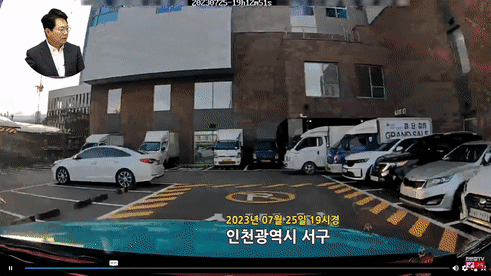 주차장 바닥에 앉아서 이야기를 나누다 차에 치인 50대 남녀 (사진=유튜브 채널 '한문철 TV' 캡처) *재판매 및 DB 금지 *재판매 및 DB 금지