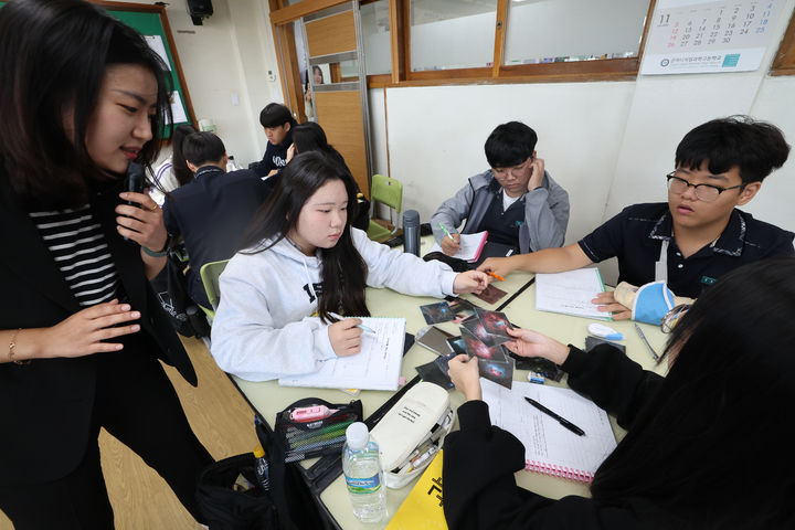 [시흥=뉴시스] 경기 시흥시 서해중학교 한 교실에서 교사가 국제 바칼로레아(IB) 프로그램을 이용한 과학수업을 진행하고 있다. (사진=경기도교육청 제공) 2023.10.05. photo@newsis.com *재판매 및 DB 금지