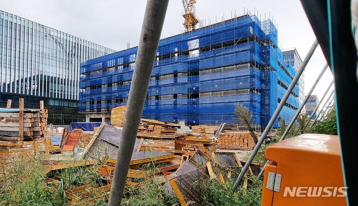 [인천=뉴시스] 김동영 기자 = 인천 연수구 송도국제도시 인천대학교 복합연구센터 공사현장 모습. 2023.09.27.dy0121@newsis.com 