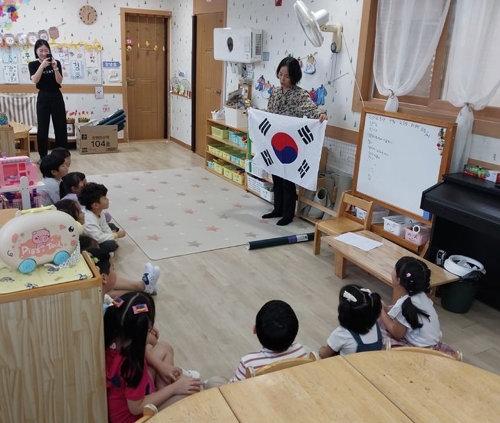 대합교회 부설어린이집에서 아이들을 대상으로 태극기에 대해 설명하고 있다. (사진=창녕군 제공) *재판매 및 DB 금지