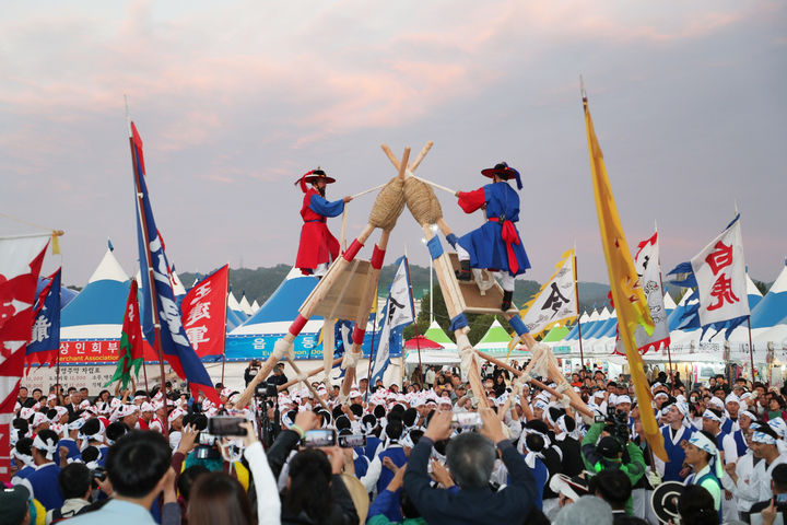 '안동국제탈춤페스티벌2023'에서 50사단 3260 부대원들이 차전놀이를 재연하고 있다. (사진=안동시 제공) *재판매 및 DB 금지