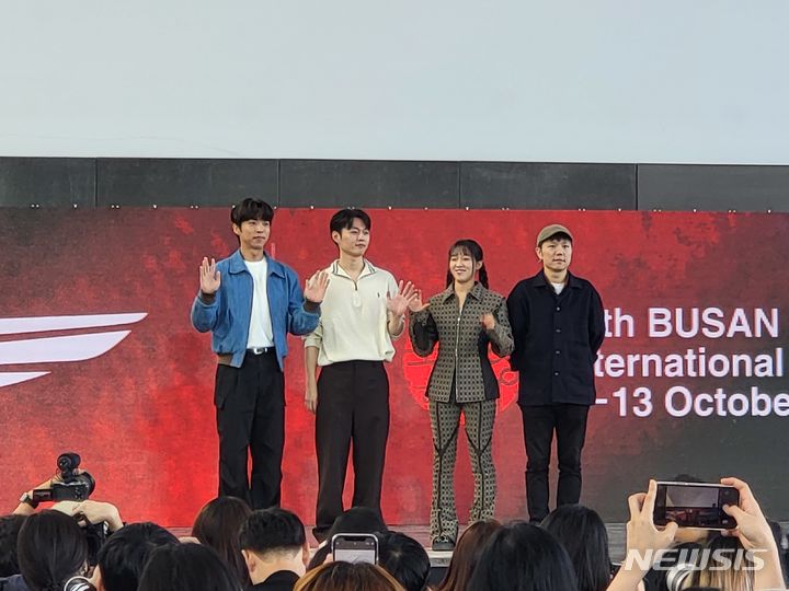 [부산=뉴시스] 이동민 기자 = 제28회 부산국제영화제 개막작인 '한국이 싫어서' 출연진과 감독이 5일 오후 부산 해운대구 영화의전당 야외무대에서 진행된 오픈토크 현장에서 관객들과 인사를 나누고 있다. (왼쪽부터) 배우 주종혁, 김우겸, 김뜻돌, 감독 장건재. 2023.10.05. eastsky@newsis.com