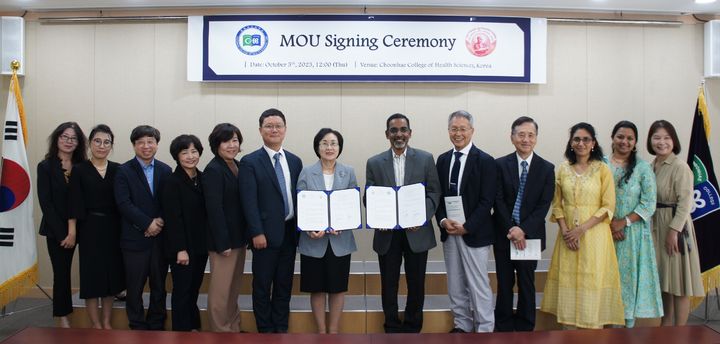 [울산=뉴시스] 춘해보건대학교는 5일 교내 회의실에서 인도 요가대학교인 S-VYASA대학교(스와미 비베카나다 요가대학교)와 업무협약을 체결했다.   *재판매 및 DB 금지