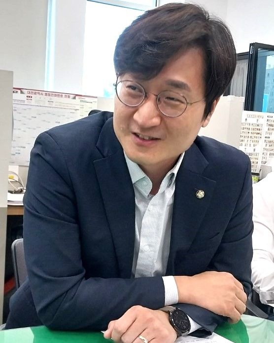 [대전=뉴시스] 조명휘 기자 = 더불어민주당 장철민(대전 동구) 국회의원이 5일 오후 대전시청 기자실에서 기자간담회를 열고 도심융합특별법 내용에 대해 설명을 하고 있다. 2023.10.05. photo@newsis.com *재판매 및 DB 금지