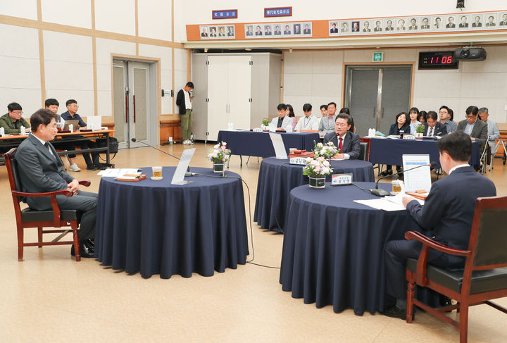 5일 광양시청서 '여수·순천·광양시 행정협의회' 정기회 가 열리고 있다. 왼쪽부터 노관규 순천시장, 정인화 광양시장, 정기명 여수시장. 광양시 제공 *재판매 및 DB 금지