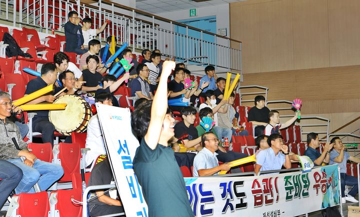 동료들 경기 응원하는 광양제철소 직원들. 광양제철소 제공 *재판매 및 DB 금지