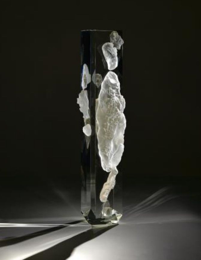 기억연습 – 80년의 기억1, casted, BK9, uroboros glass 16 x 16 x 54(H)cm, 2023 *재판매 및 DB 금지