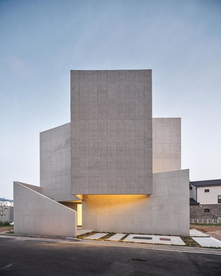 [울산=뉴시스] 유재형 기자 = 울산시는 2023년 울산 건축상에 출품된 주거·공공·일반 3개 분야 62개 작품을 심사해 3개 건물을 최우수상에 선정했다고 6일 밝혔다. 사진은 주거 분야 최우수상을 받은 '숨숲'. 2023.10.06. (사진= 울산시 제공)photo@newsis.com *재판매 및 DB 금지