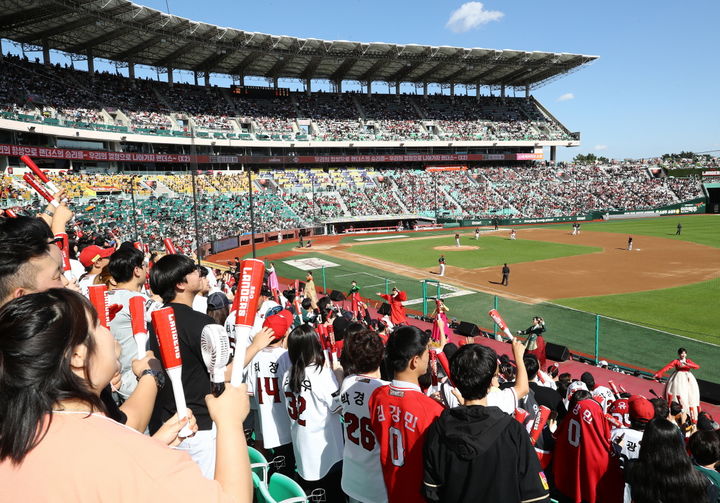 [서울=뉴시스] SSG 랜더스가 올 시즌 창단 첫 100만 관중을 달성했다. 2023.10.05. (사진=SSG 랜더스 제공) *재판매 및 DB 금지
