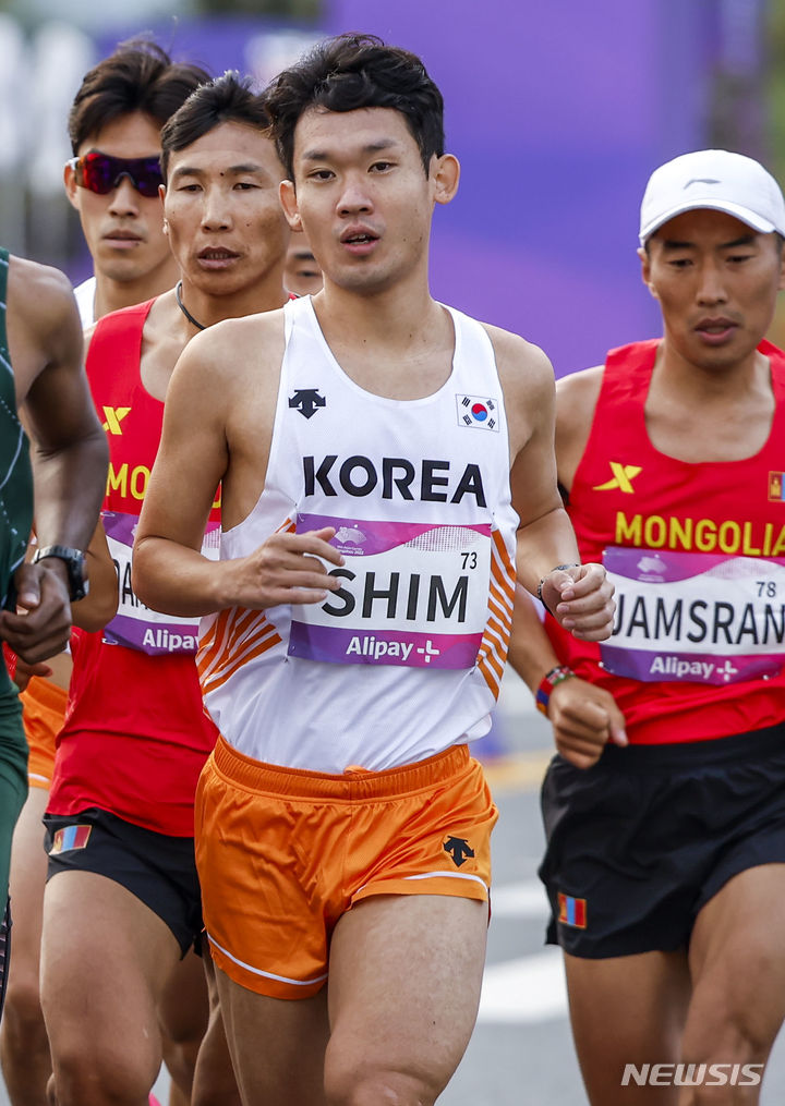 [항저우=뉴시스] 정병혁 기자 = 5일 중국 항저우 첸탕강 스마트 뉴월드 일대에서 열린 2022 항저우 아시안게임 육상 남자 마라톤에서 심종섭이 출발하고 있다. 2023.10.05. jhope@newsis.com