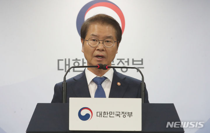 [서울=뉴시스] 김명원 기자 = 이정식 고용노동부 장관이 5일 오전 서울 종로구 정부서울청사에서 ‘노동조합 회계공시 제도 시행’ 브리핑을 하고 있다. 이정식 장관은 이날 "정부는 1일부터 노동조합 회계공시 제도를 시행하고, 노동조합 회계 공시 시스템을 운영하고 있다"며, "노동조합이 자율적으로 회계를 공시하여 조합원과 국민의 신뢰를 높이고, 노동조합의 민주성과 자주성을 공고히 할 수 있는 기반을 구축하기 위해 도입되었다"고 밝혔다. 2023.10.05. kmx1105@newsis.com
