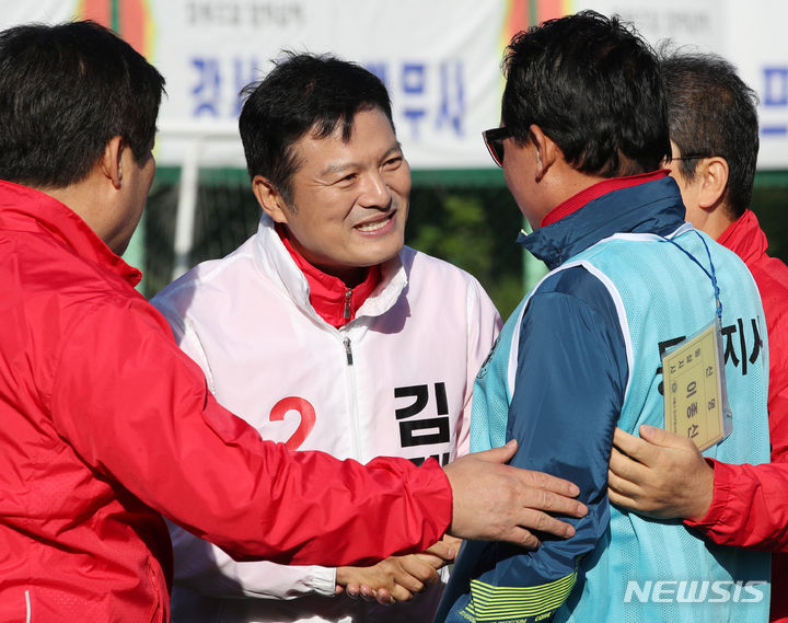 [인천=뉴시스] 김진아 기자 = 김태우 국민의힘 강서구청장 후보가 5일 오전 인천 계양구 강서개화축구장에서 열린 강서부동산연합협동조합 한마음 체육대회에서 유세활동을 하고 있다. 2023.10.05. bluesoda@newsis.com