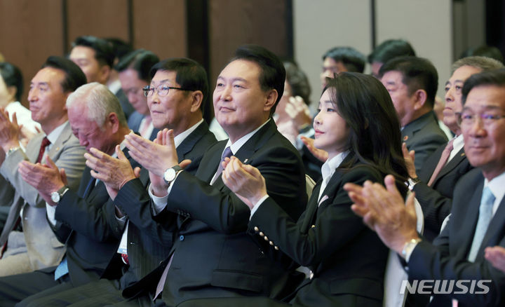 [서울=뉴시스] 전신 기자 = 윤석열 대통령과 부인 김건희 여사가 5일 서울 송파구 롯데호텔 월드에서 열린 '2023 세계한인회장대회 및 제17회 세계한인의 날 기념식'에서 세계적인 베스트셀러 소설을 원작으로 한 드라마 '파친코'에 출연한(둘째 아들 모자수 역) 재일동포 3세(자이니치)이자 재미동포 박소희 배우의 글 낭독에 박수치고 있다. (대통령실통신사진기자단) 2023.10.05. photo1006@newsis.com