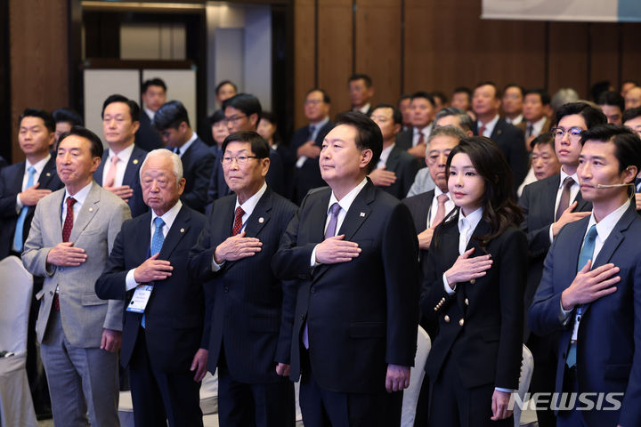 [서울=뉴시스] 전신 기자 = 윤석열 대통령과 부인 김건희 여사가 5일 서울 송파구 롯데호텔 월드에서 열린 '2023 세계한인회장대회 및 제17회 세계한인의 날 기념식'에서 국기에 대한 경례를 하고 있다. (대통령실통신사진기자단) 2023.10.05. photo1006@newsis.com