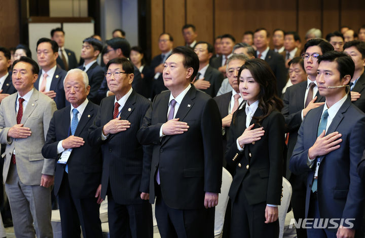 [서울=뉴시스] 전신 기자 = 윤석열 대통령과 부인 김건희 여사가 5일 서울 송파구 롯데호텔 월드에서 열린 '2023 세계한인회장대회 및 제17회 세계한인의 날 기념식'에서 국기에 대한 경례를 하고 있다. (대통령실통신사진기자단) 2023.10.05. photo1006@newsis.com