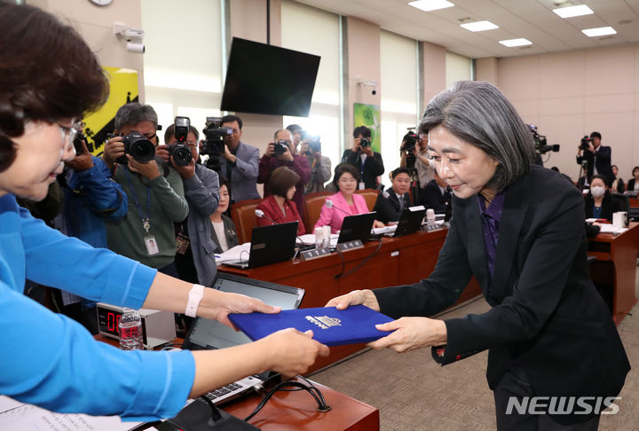 [서울=뉴시스] 이영환 기자 = 김행 여성가족부 장관 후보자가 5일 오전 서울 여의도 국회에서 열린 인사청문회에 참석해 선서를 마친 후 권인숙 위원장에게 선서문을 제출하고 있다. 2023.10.05. 20hwan@newsis.com