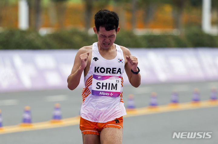 [항저우=뉴시스] 정병혁 기자 = 지난 2023년 10월5일 중국 항저우 첸탕강 스마트 뉴월드 일대에서 열린 2022 항저우 아시안게임 육상 남자 마라톤에서 심종섭이 결승선을 통과한 뒤 숨을 고르고 있다. 결과는 심종섭 7위. 2023.10.05. jhope@newsis.com