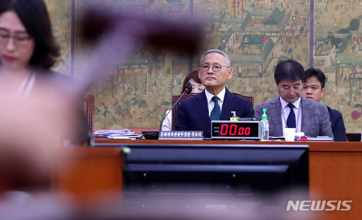 [서울=뉴시스] 추상철 기자 = 유인촌 문화체육관광부 장관 후보자가 5일 오전 서울 여의도 국회에서 열린 인사청문회에 출석해 있다. 2023.10.05. scchoo@newsis.com