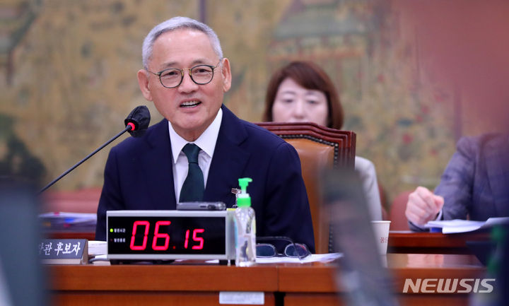 [서울=뉴시스] 추상철 기자 = 유인촌 문화체육관광부 장관 후보자가 5일 오전 서울 여의도 국회에서 열린 인사청문회에서 의원 질의에 답변하고 있다. 2023.10.05. scchoo@newsis.com