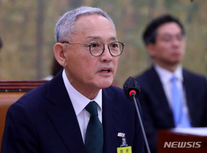 [서울=뉴시스] 추상철 기자 = 유인촌 문화체육관광부 장관 후보자가 5일 오전 서울 여의도 국회에서 열린 인사청문회에서 의원 질의에 답변하고 있다. 2023.10.05. scchoo@newsis.com