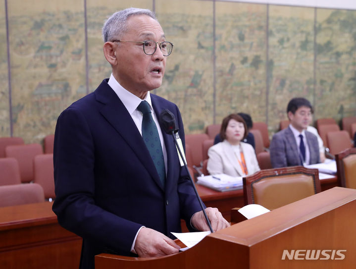 [서울=뉴시스] 추상철 기자 = 유인촌 문화체육관광부 장관 후보자가 지난 5일 오전 서울 여의도 국회에서 열린 인사청문회에 출석해 모두발언을 하고 있다. 2023.10.05. scchoo@newsis.com